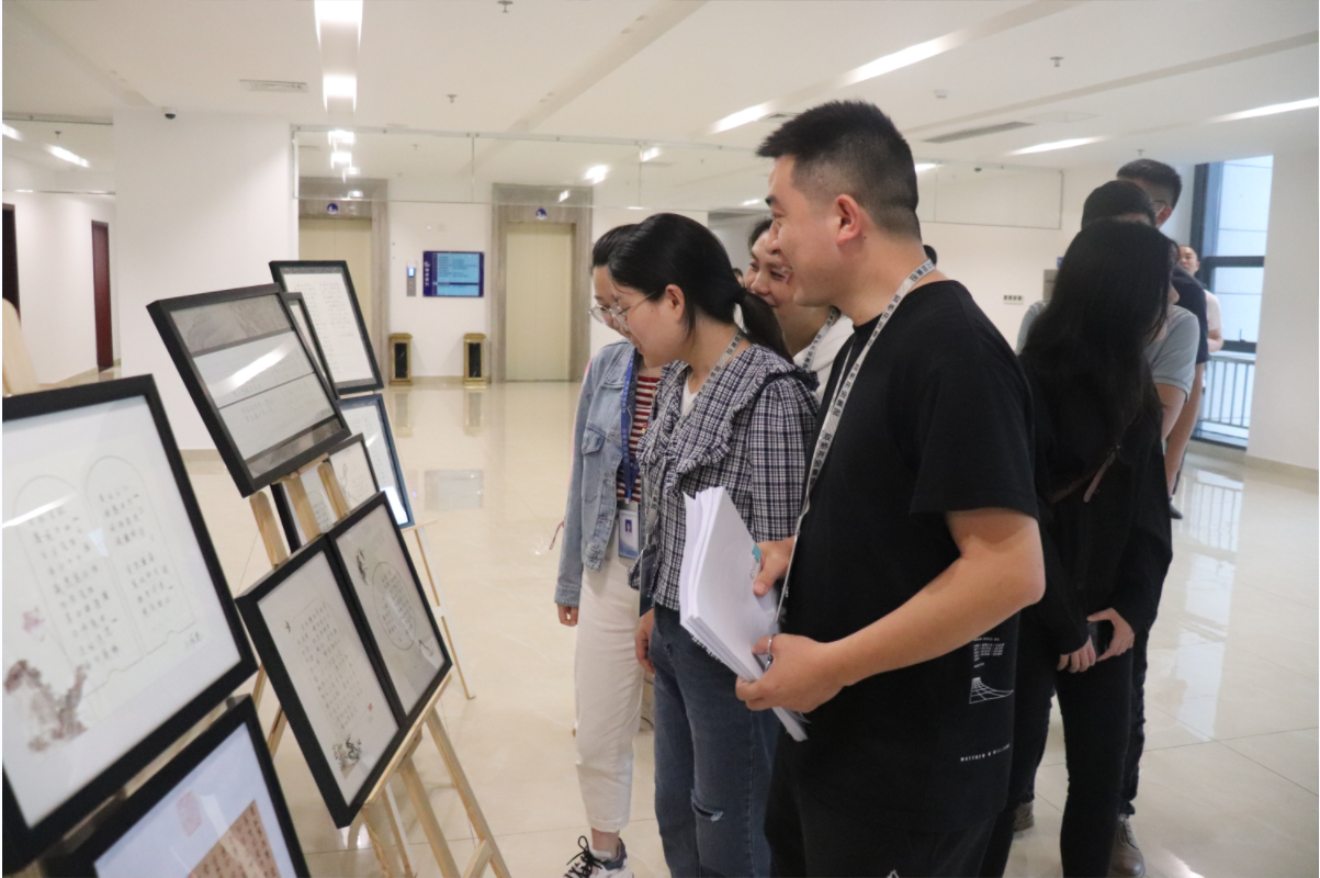 圖為：開投集團展出優(yōu)秀獲獎作品，干部職工及家屬參觀書法作品，學習廉潔文化.png